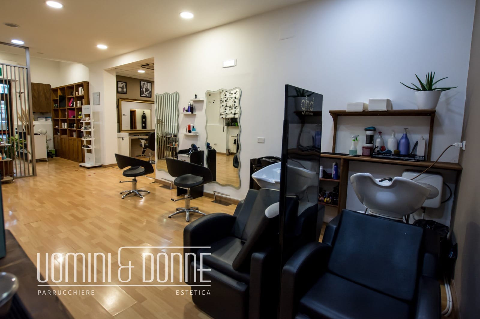 Zona lavatesta relax e prodotti styling - Uomini e Donne Parrucchieri Potenza